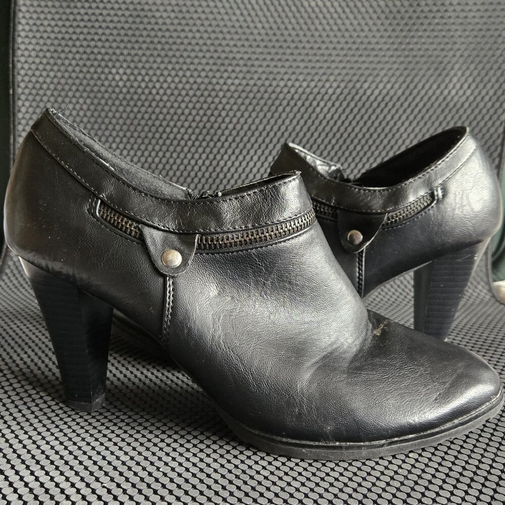 Black Jaclyn Smith Santana ankle boots